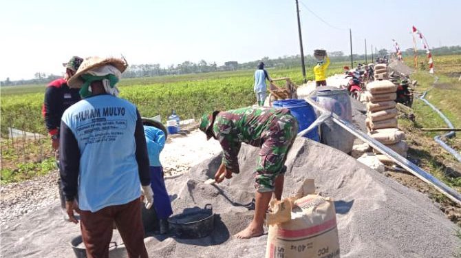 TNI Bersama Warga Grobogan Gotong Royong Cor Jalan Dalam Program KBM